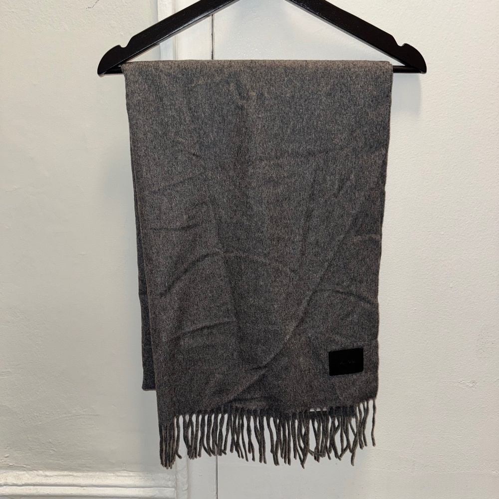 Vince 100% Merino Wool/Laine Gray Scarf/stole.